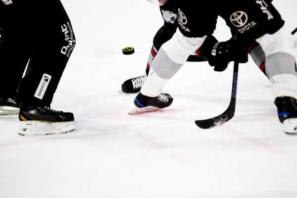 Quels exercices de musculation sont recommandés pour les joueurs de hockey sur glace afin de prévenir les blessures ?